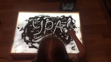 В Сети появилось видео, как школьница рисует историю войны прахом своего прадедушки