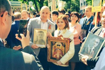 На акцию «Бессмертный полк» прокурор Крыма вышла с иконой Николая II