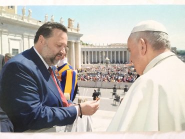 Ватикан объяснил принятие Папой Франциском «георгиевской ленточки» незнанием, что это такое