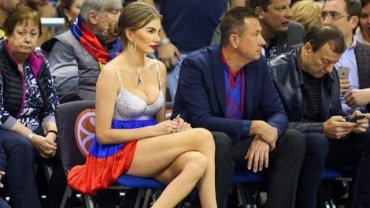 Из-за жены российского олигарха остановили баскетбольный матч Евролиги