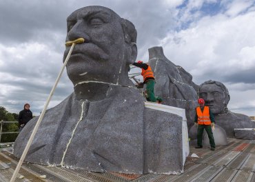 В Праге срочно восстанавливают самый большой в Европе памятник Сталину