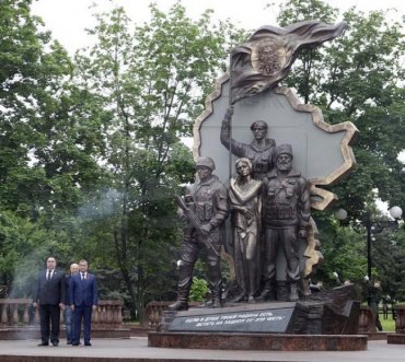 В ЛНР открыли памятник «Три террориста и заложница»