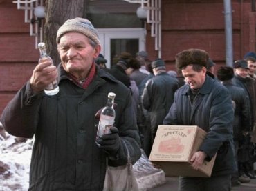 Россияне стали меньше пить. Не за что.