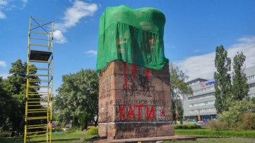 В Киеве демонтируют памятник чекистам