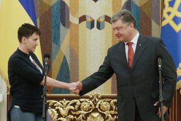 Порошенко вручил Савченко звезду Героя Украины