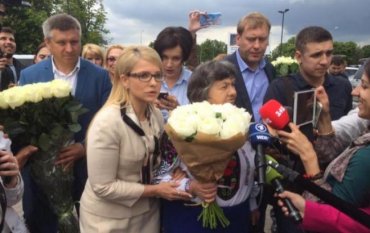 Савченко отказалась от цветов и объятий Тимошенко
