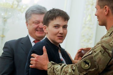 Украинцы попросили Порошенко уступить пост президента Савченко