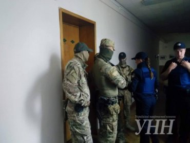 У Саакашвили полиция проводит обыски