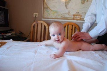 Оздоровительный массаж гармонично влияет на развитие вашего малыша
