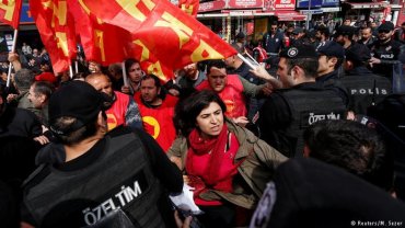 Полиция разогнала первомайскую демонстрацию в центре Стамбула