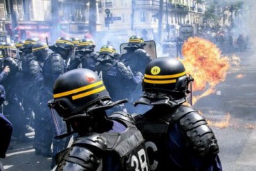 Первомайская демонстрация в Париже обернулась беспорядками