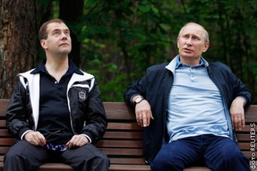 В России объяснили странную любовь Путина к Медведеву