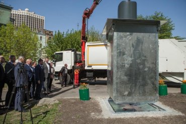 В Киеве установили 50 подземных мусорных контейнеров с системой пожаротушения