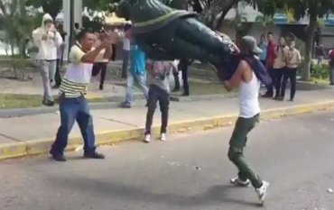 В столице Венесуэлы повалили статую Уго Чавеса