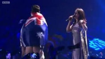 На сцене «Евровидения» мужчина снял штаны во время выступления Джамалы