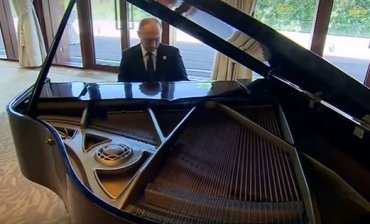 На встрече с главой Китая Путин сыграл на рояле