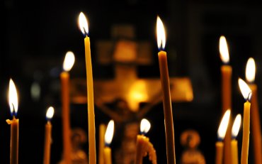 Жительницу Белгорода оштрафовали за то, что она прикурила от свечи в храме