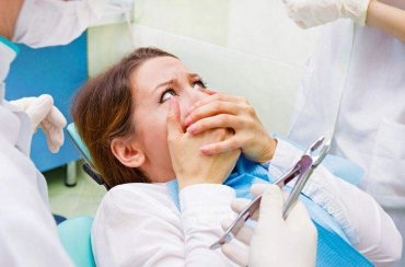 В России стоматолог почти за миллион рублей удалила пациентке 22 здоровых зуба