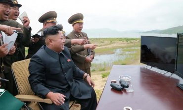 Ким Чен Ын лично запустил ракету по Японии