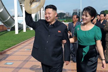 Ким Чен Ын ударил фотографа за попытку снять его жену