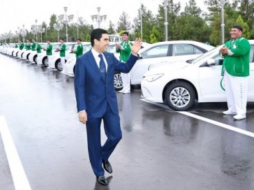 Власть Туркменистана разрешила оставить в стране только белые автомобили