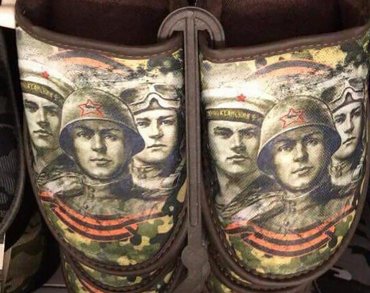 В России на лаптях рисуют лики советских воинов