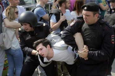 В России на акциях протеста задержали более 1600 человек
