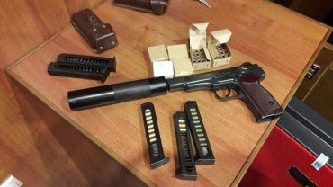 СБУ изъяла при обыске у лидера КПУ пистолет с глушителем