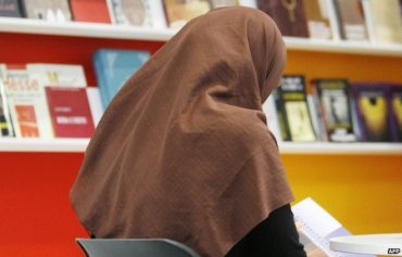 Суд в Берлине запретил учительнице носить на работе мусульманский платок