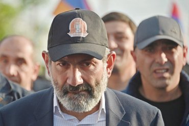 Первым указом нового премьера Армении стал перенос Дня Победы на 8 мая