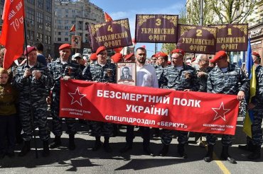 Экс-глава МВД Захарченко прошелся с «Бессмертным полком» в Москве