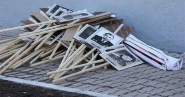 После 9 мая российские мусорки забиты фотографиями «дедов»