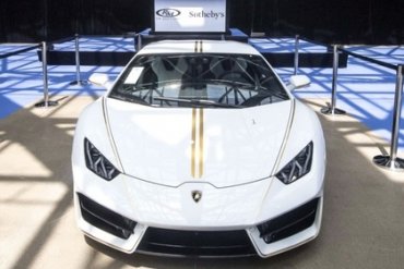 Папа Франциск продал на аукционе Sotheby’s свой Lamborghini
