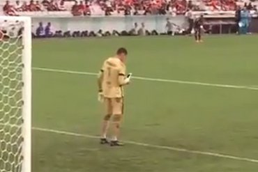 Во время матча в Бразилии вратарь пользовался смартфоном