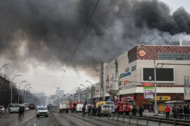 В Кемерово не смогли снести здание сгоревшего торгового центра