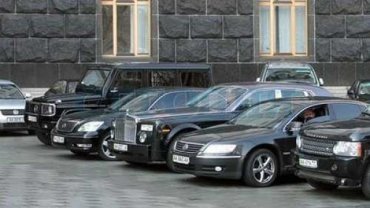 У Порошенко покупают новые 15 седанов Toyota и 1 джип