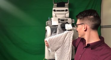 В Америке представили робота, одевающего людей