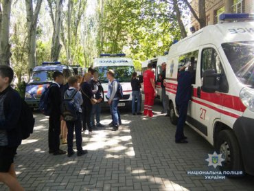 Перед массовым отравлением детей в Николаеве возле школы видели неизвестных