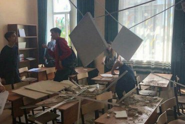 В классе подмосковной школы, где сделали ремонт за 30 млн рублей, рухнул потолок