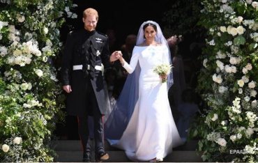 Читающие по губам эксперты рассказали, о чем шептались королевские особы на свадьбе Меган и Гарри