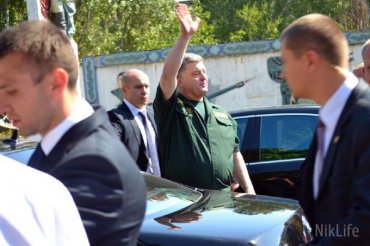 В Николаеве к приезду Порошенко в спешке заасфальтировали дорогу и покрасили газоны
