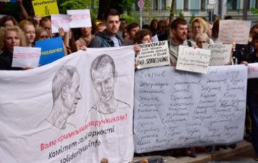 Более 360 деятелей культуры призвали Меркель спасти политзаключенных в России