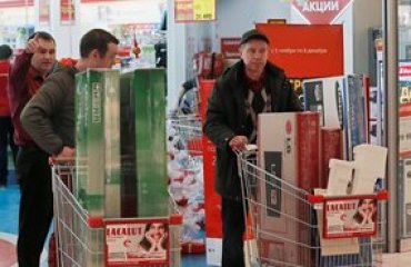 Россияне массово скупают бытовую технику из-за обвала рубля