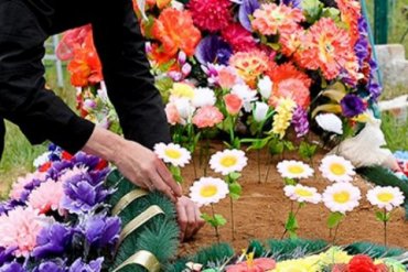 ПЦУ призвала отказаться от искусственных цветов на кладбищах