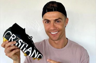 Роналду совместно с Nike выпустил именные бутсы