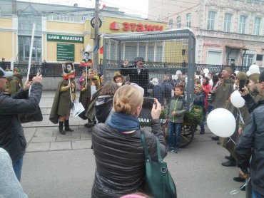 В России после парада провезли клетку с «немцем» и собаками