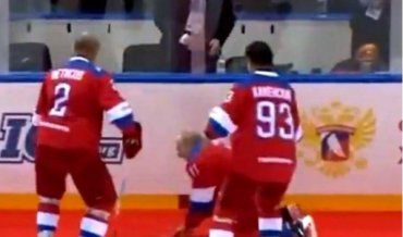 Путин опозорился на хоккейном льду, празднуя победу