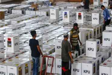 Стала известна причина массовой смерти членов избиркомов на выборах в Индонезии
