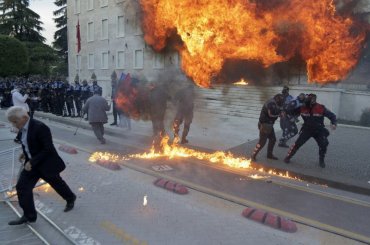 В столице Албании протестующие подожгли здание парламента