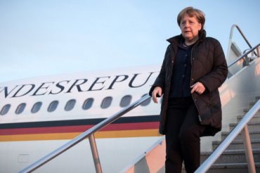 Автомобиль протаранил самолет Меркель